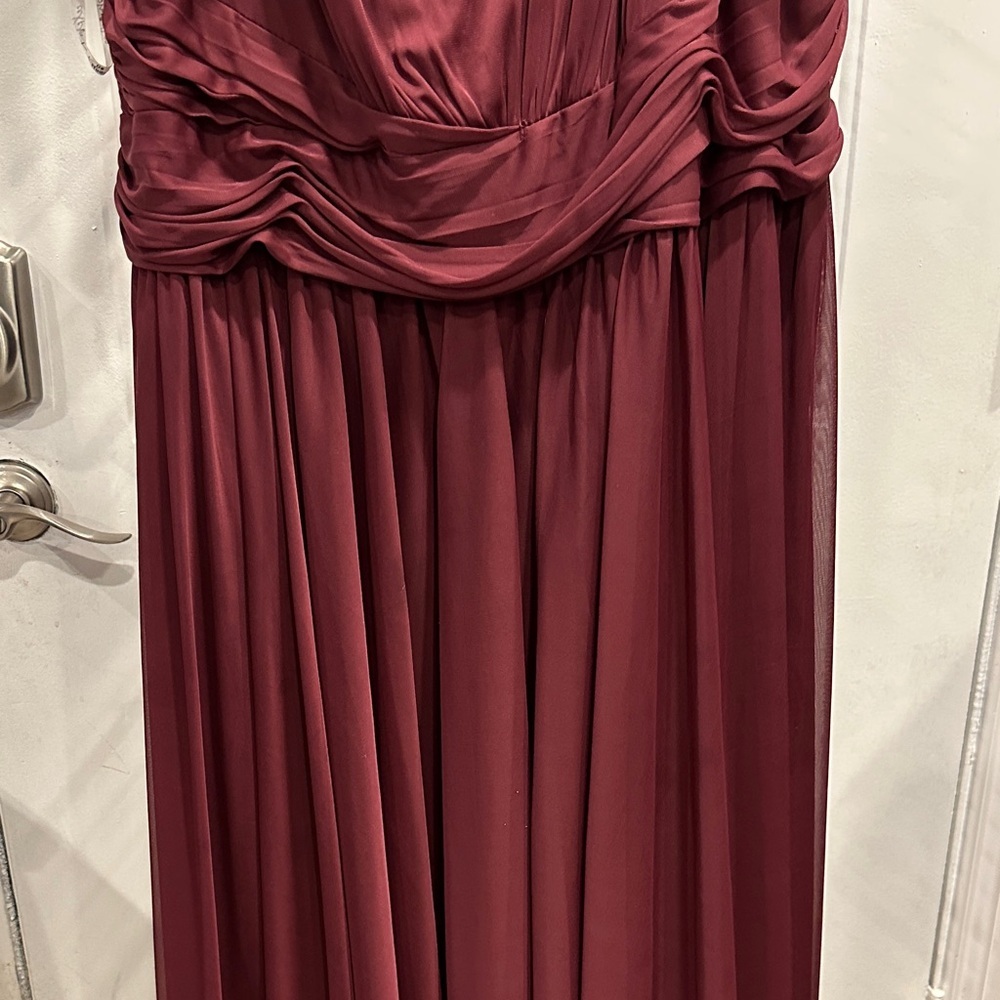 Elegant Burgundy Evening Gown - Picture 4 of 9